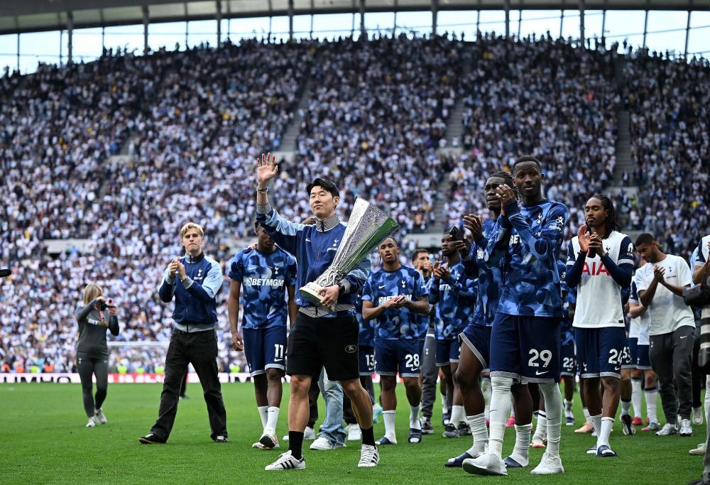 太阳报：英乙球迷在看台上发病，直升机降落在球场里进行急救